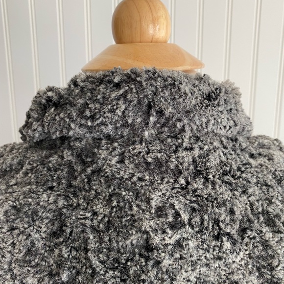 hinge grey faux fur coat SIZE SMALL - Picture 12 of 13